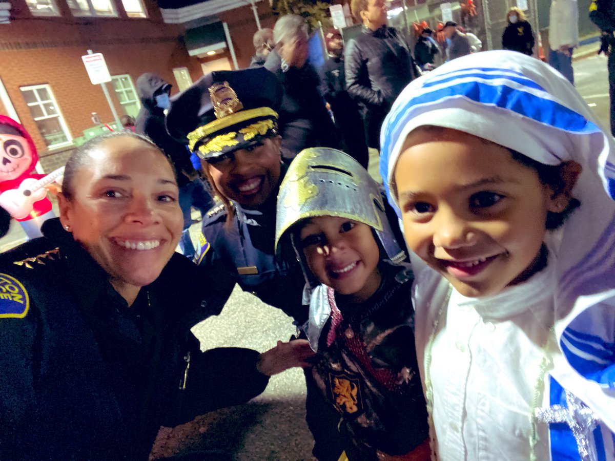 BCEengagement's tweet photo. What a fun night! @bostonpolice #districtB3 #trickortreat #halloweensafety #DJmarshmallow #commUNITY #engagementeveryday https://t.co/gTX5j74HBW
