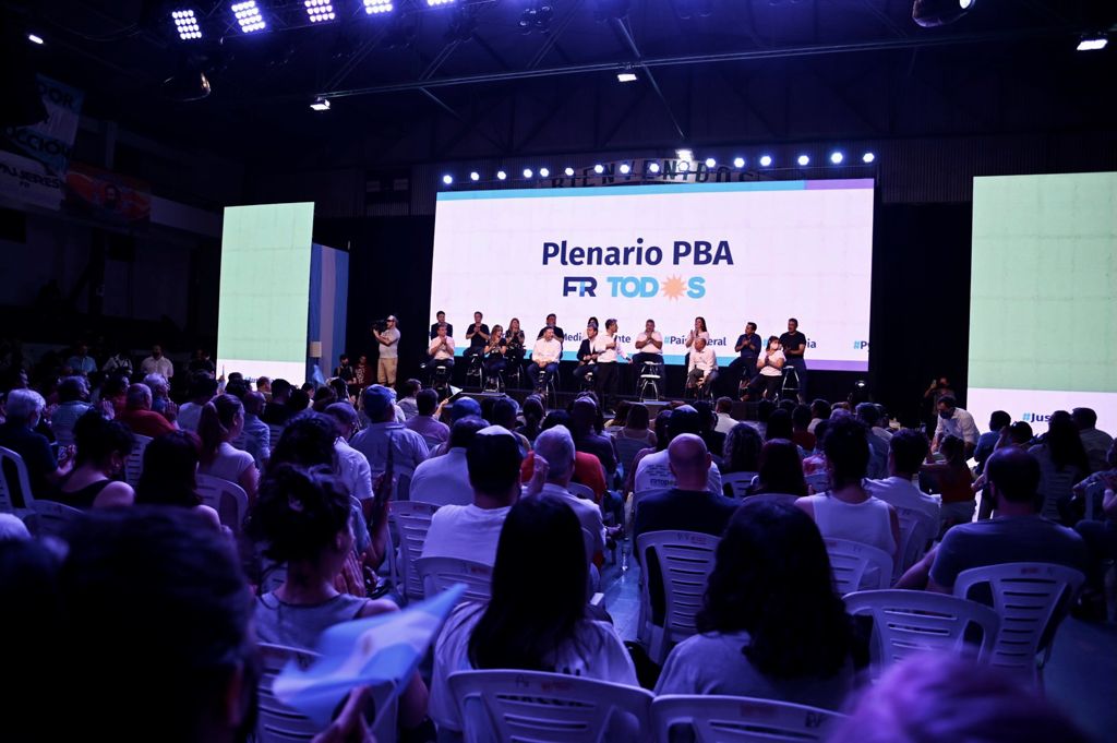 gustavomenendez's tweet photo. Ayer junto a @KarinaMenendez0 quien encabeza la lista del #FrenteDeTodosMerlo participamos del #PlenarioPBA del @FrenteRenovador que se realizó en el Club Ferro de Merlo Norte. 

Gracias querido @SergioMassa, @MalenaMassa y @_Raul_Diaz por la invitación a este hermoso encuentro! https://t.co/EyXYRTLkOG