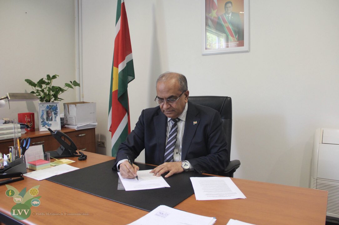 #Suriname Minister of Agriculture, Animal Husbandry and Fisheries Parmanand Sewdien signing the International Declaration against #OrganizedCrime in the #global #fishing industry. <a href="/EmbaixadorNORBR/">Odd Magne Ruud</a> <a href="/UNDPNorway/">UNDP Norway</a> <a href="/CaribFisheries/">The CRFM</a>