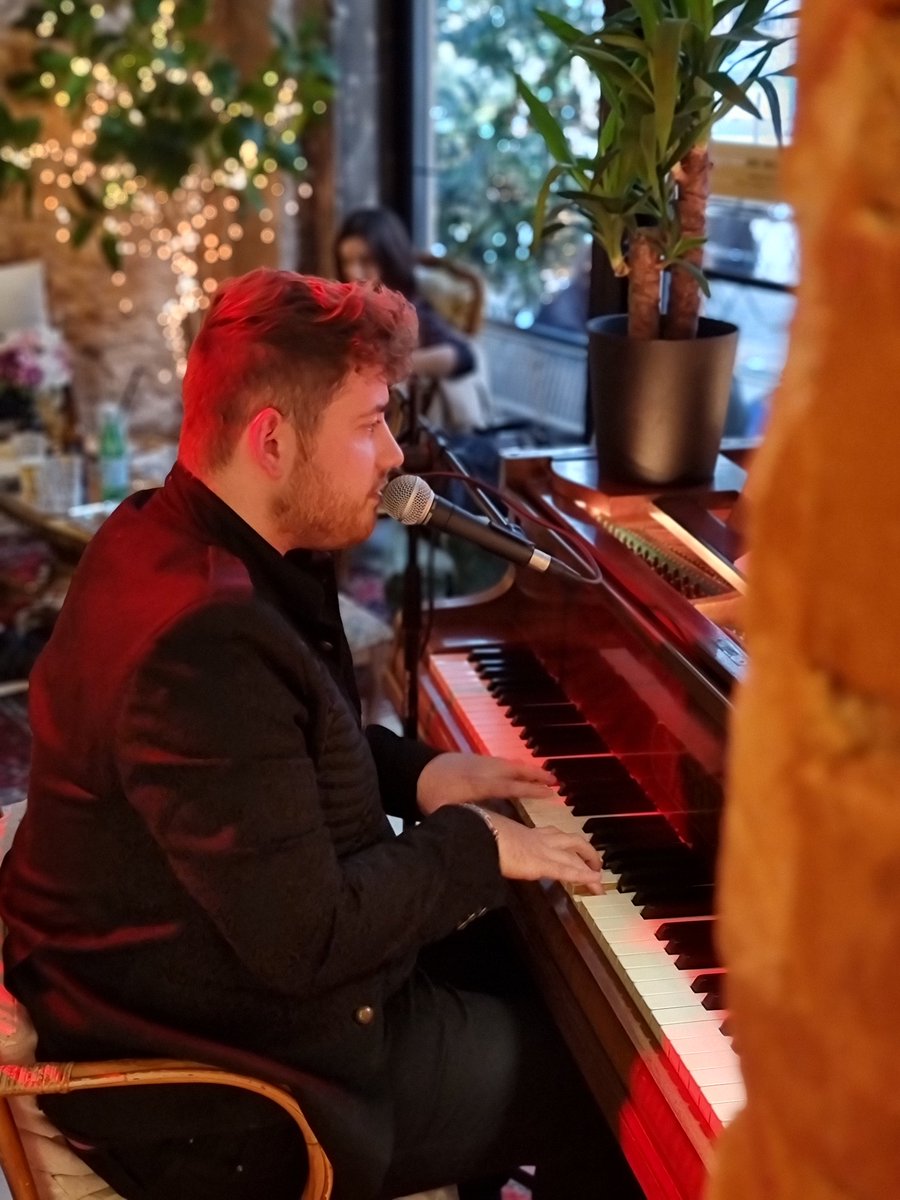foxcoffeemetz's tweet photo. #FoxEvent ● Nous on se régale avec @valmilarski pour un live jusqu'à 19h ! Merci à lui pour ce tout premier concert au Fox version XXL depuis la réouverture ! ❤ https://t.co/A12IEoYSF2