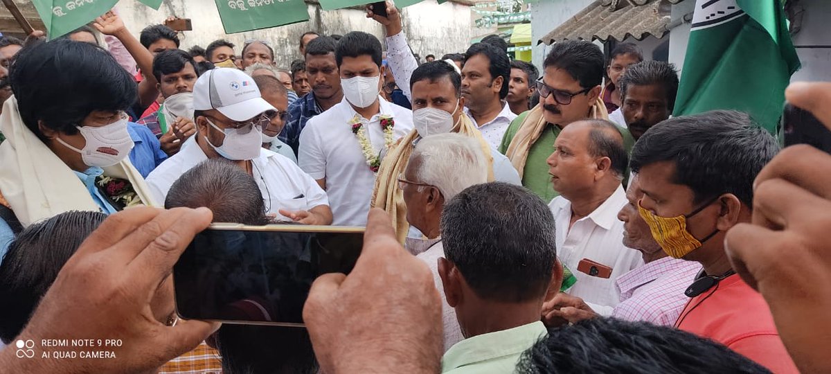 Bibhuti_BJD's tweet photo. ଜଟଣୀ ବ୍ଲକ୍ ସ୍ଥିତ ମଦନପୁର ଗ୍ରାମ ପଞ୍ଚାୟତ ର ପୂର୍ବତନ ସରପଞ୍ଚ ବୈକୁଣ୍ଠ ନାଥ ସାହୁ ଏବଂ ତାଙ୍କ ପୁତ୍ର ରତ୍ନାକର ସାହୁ ଙ୍କ ନେତୃତ୍ୱ ରେ କଂଗ୍ରେସ ଓ ବିଜେପିର ଶତାଧିକ କର୍ମୀ ମାନ୍ୟବର ମୁଖ୍ୟମନ୍ତ୍ରୀ ଶ୍ରୀଯୁକ୍ତ @Naveen_Odisha ଙ୍କ ନୀତି ଓ ଆଦର୍ଶ ରେ ଅନୁପ୍ରାଣିତ ହୋଇ ବିଜୁ ଜନତା ଦଳରେ ଯୋଗ ଦେଇଥିଲେ । https://t.co/APcRssaeB7