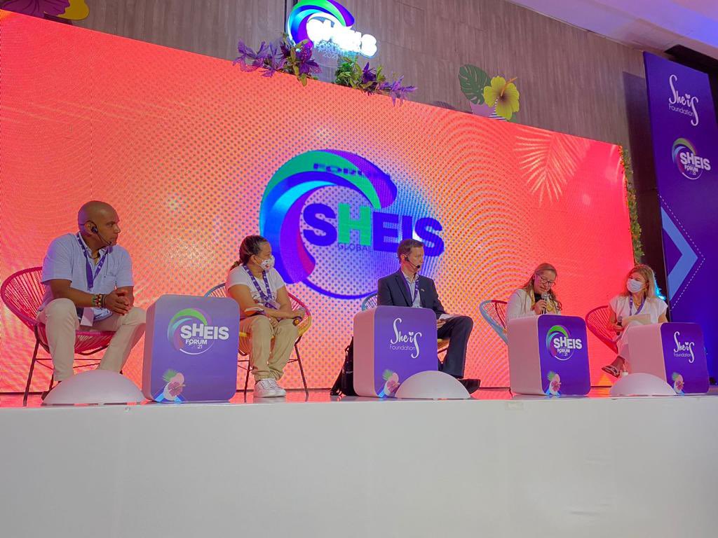 UKinColombia's tweet photo. Hoy @JoostUK de nuestro equipo de #CSSFCol representando al 🇬🇧 en el Foro Resiliencia y Construcción de Paz en la lucha de los Derechos Humanos de @sheisglobalf. Feliz de compartir experiencias con personas tan capacitadas y empoderadas.
#UKCOL2021 https://t.co/DM77k7H5X5