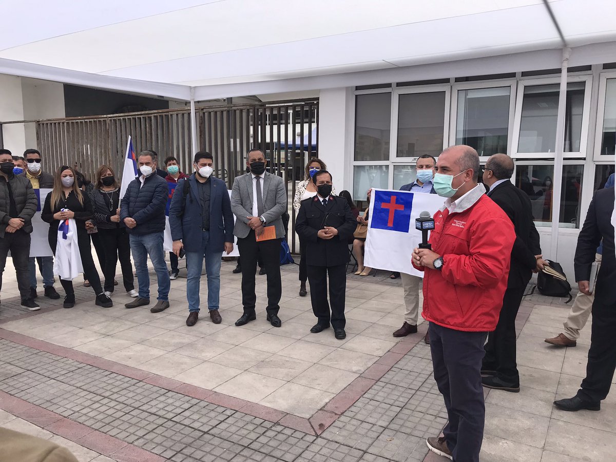 DPRTarapaca's tweet photo. DPR (s) de #Tarapacá @natanolivos reconoce el valioso aporte del mundo evangélico en acto por el Día de las Iglesias Evangélicas y Protestantes. #iquique #AltoHospicio @Gob_Interior #Tamarugal https://t.co/LeTAdLXwvR