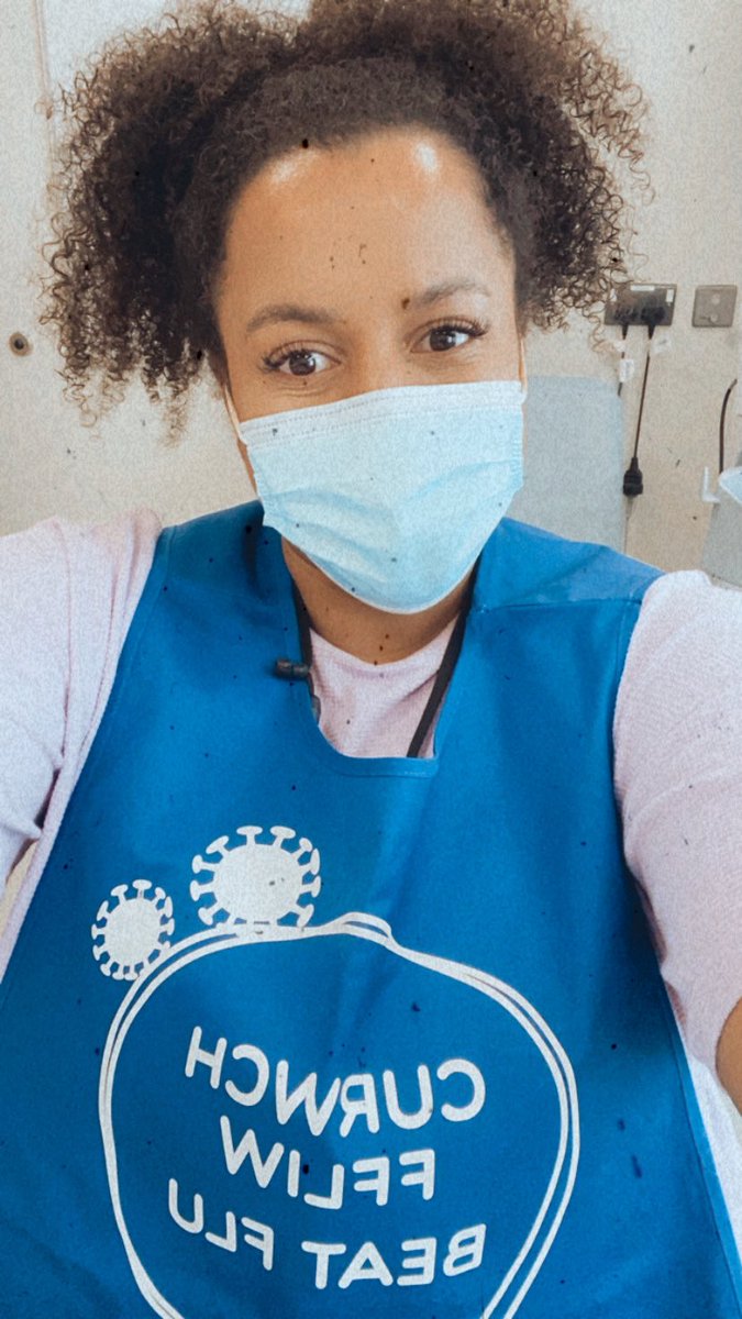 CaseyKeegz's tweet photo. Good afternoon promoting the flu jab & vaccinating my colleagues - despite looking like a dinner lady in my Beat Flu tabard 😆💉🦠 #BeatFlu #FluVaccine https://t.co/gLW50OJWcH
