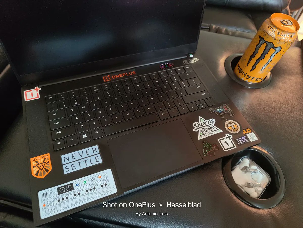 Antonio_Luis's tweet photo. Gave my laptop a little personality π€. #stickers #laptop #personality #fun #neversettle #oneplus #sidekick #hiptop #ingress #teenageengineering #nothing https://t.co/NLXREDNykw