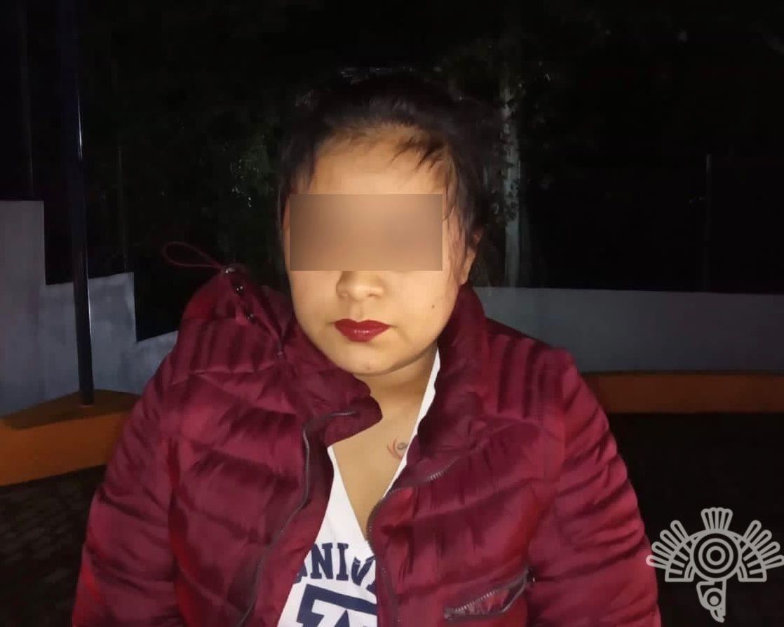 Joselmoctezuma's tweet image. 🚨👮🏼 #PolicíaEstatal detiene a "#LaPollo", presunta líder #narcomenudista de Xicotepec

La mujer fue ubicada a bordo de una camioneta Lincoln Navigator, que fue reportada mediante denuncias ciudadanas como sospechosa de cometer actividades delictivas.

m.facebook.com/story.php?stor…