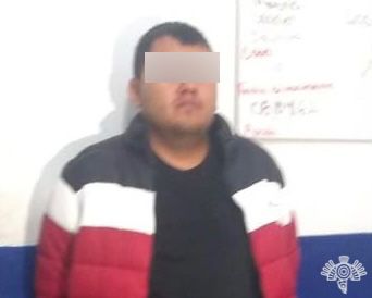 Joselmoctezuma's tweet image. 🚨👮🏼 #PolicíaEstatal detiene a "#LaPollo", presunta líder #narcomenudista de Xicotepec

La mujer fue ubicada a bordo de una camioneta Lincoln Navigator, que fue reportada mediante denuncias ciudadanas como sospechosa de cometer actividades delictivas.

m.facebook.com/story.php?stor…