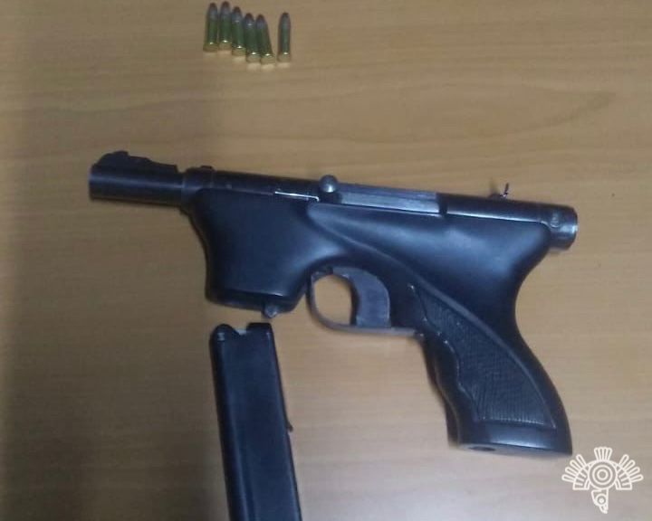 Joselmoctezuma's tweet image. 🚨👮🏼 #PolicíaEstatal detiene a "#LaPollo", presunta líder #narcomenudista de Xicotepec

La mujer fue ubicada a bordo de una camioneta Lincoln Navigator, que fue reportada mediante denuncias ciudadanas como sospechosa de cometer actividades delictivas.

m.facebook.com/story.php?stor…