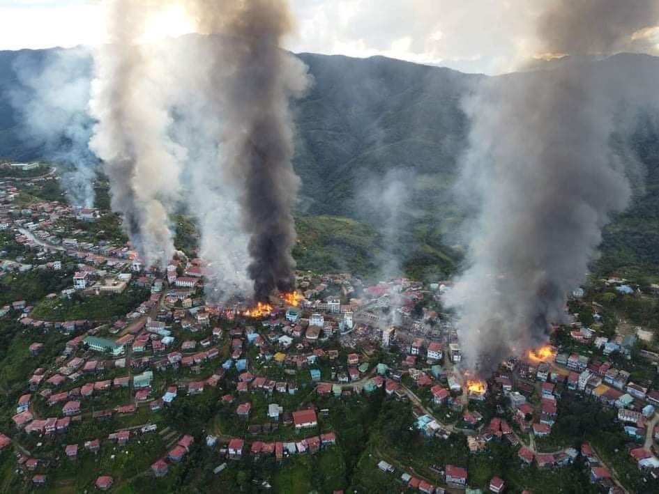thakin_minn's tweet photo. THANTLANG, Chin State:
More than 100 houses and the largest Baptish Church were set on fire by artillery shelled by SAC Terrorist Group.

#WarCrimesOfJunta                        #Oct29Coup        
#HelpMyanmarIDPs 
#HelpChinState
#WhatsHappeningInMyanmar https://t.co/Z5C3AMaxXX