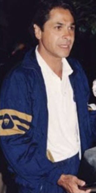 rcbal's tweet photo. @DHLMex @PumasMX El Dr. Miguel Mejía Barón. Fue parte de la construcción y posteriormente dirección de la que, probablemente, fue la mejor generación de futbolistas de Pumas (en conjunto). Además, hoy, desde otro puesto, le ha dado una nueva cara al equipo. https://t.co/SwIKQiXwXS