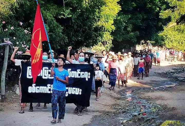 2021Revtweets's tweet photo. Locals from KanKone Village, Salingyi Tsp, marched through the streets, shouting revolutionary slogans &amp; demanding the removal of the Terrorists Military Council.
#WarCrimesOfJunta
#Oct29Coup  
#WhatsHappeningInMyanmar https://t.co/EyVSXxybv2