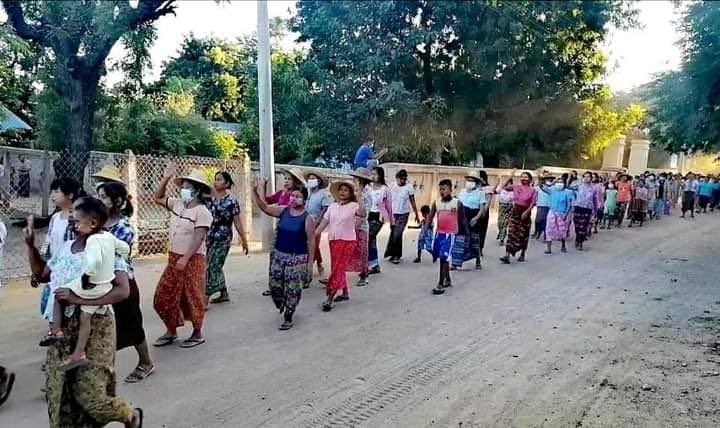 2021Revtweets's tweet photo. Locals from KanKone Village, Salingyi Tsp, marched through the streets, shouting revolutionary slogans &amp; demanding the removal of the Terrorists Military Council.
#WarCrimesOfJunta
#Oct29Coup  
#WhatsHappeningInMyanmar https://t.co/EyVSXxybv2