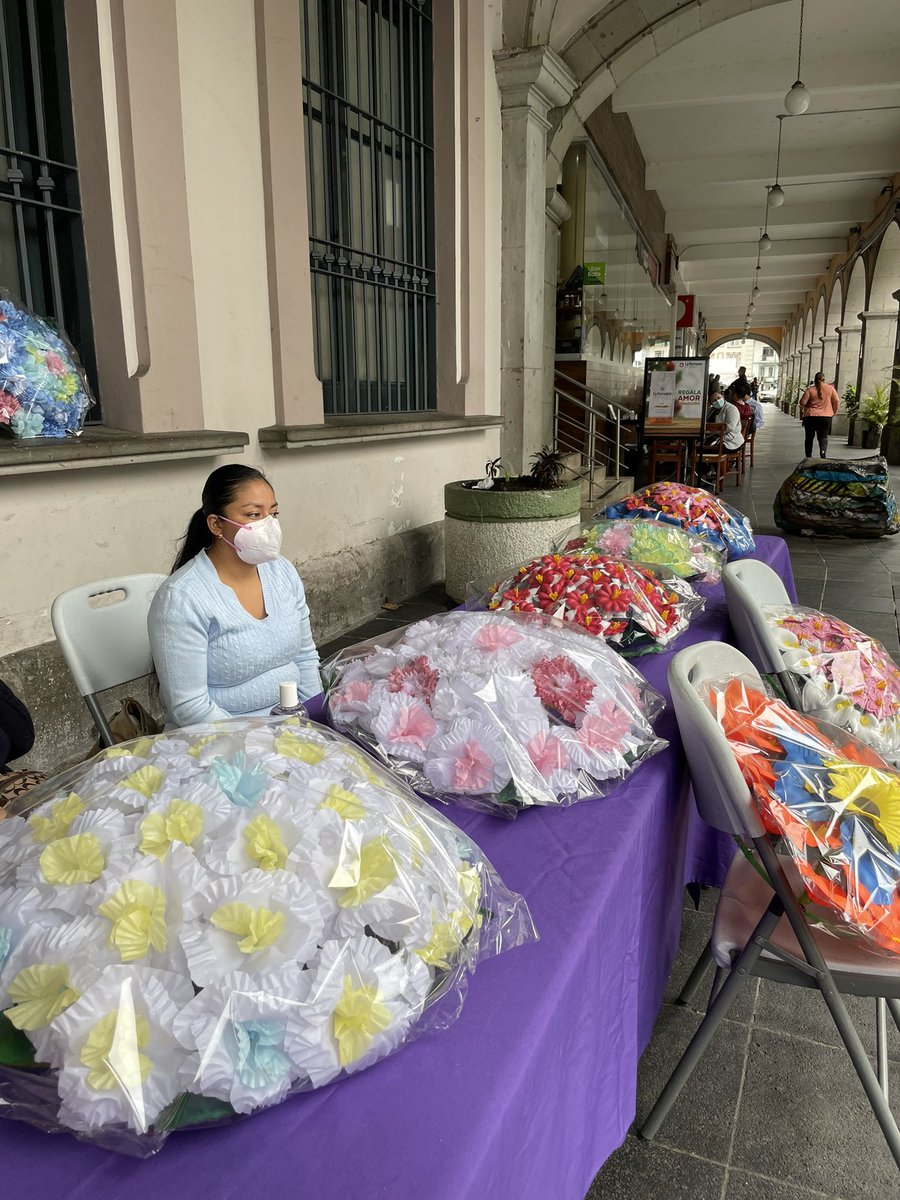Expo Venta Mujeres Colectivas, en bajos del Palacio Municipal. Disfruta de productos de herbolaria para el cuidado de la salud, rica comida tradicional, dulces, coronas y manualidades de temporada de #DiaDeMuertos.  <a href="/AytoXalapa/">Ayuntamiento de Xalapa</a> #FloreceXalapa