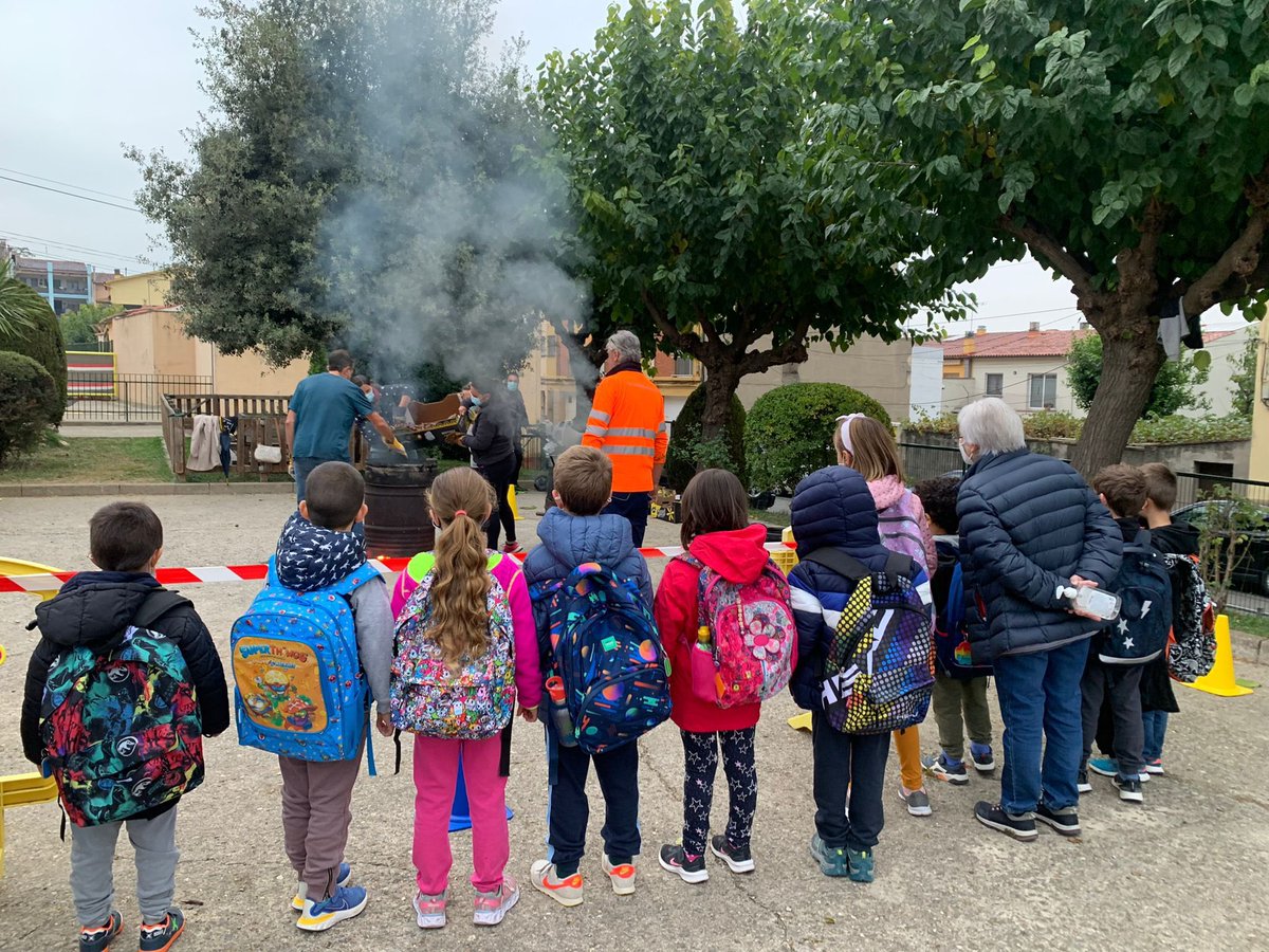 ajSantHipolit's tweet photo. 🌰🔥⚡️Avui a l’Escola Voltregà han celebrat la castanyada. No hi ha faltat de res:
Castanyeres
Castanyers
Castanyes
Música i balls

Gràcies, escola, alumnes i a totes i tots els voluntaris per aquesta festa @EscolaAfa @evoltrega https://t.co/swBDLR8H4v