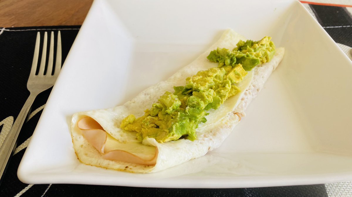 burritoconcoca's tweet photo. Hoy tocó de #DesayunosPoderosos un omelette protein boost de claras, jamón de pavo, panela y aguacate encima #PoderosoVaPorTi https://t.co/yD6tDgQHaD