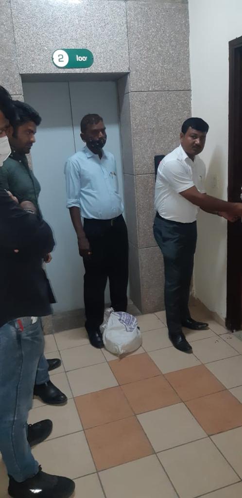 #Noida_सुपरटेक बिल्डर की मनमानी पर नोएडा अथॉरिटी की कार्रवाई जारी. ईकोसिटी सेक्टर-137 में सील हुए बगैर बिके फ्लैट. अधिकारियों ने कहा नोटिस के बाद भी सुधार नहीं कर रहा था सुपरटेक. 
सुबह केपटाउन-74 में गंदगी पर निरीक्षण कर अथॉरिटी ने 25 लाख रुपये का जुर्माना सुपरटेक पर किया था.