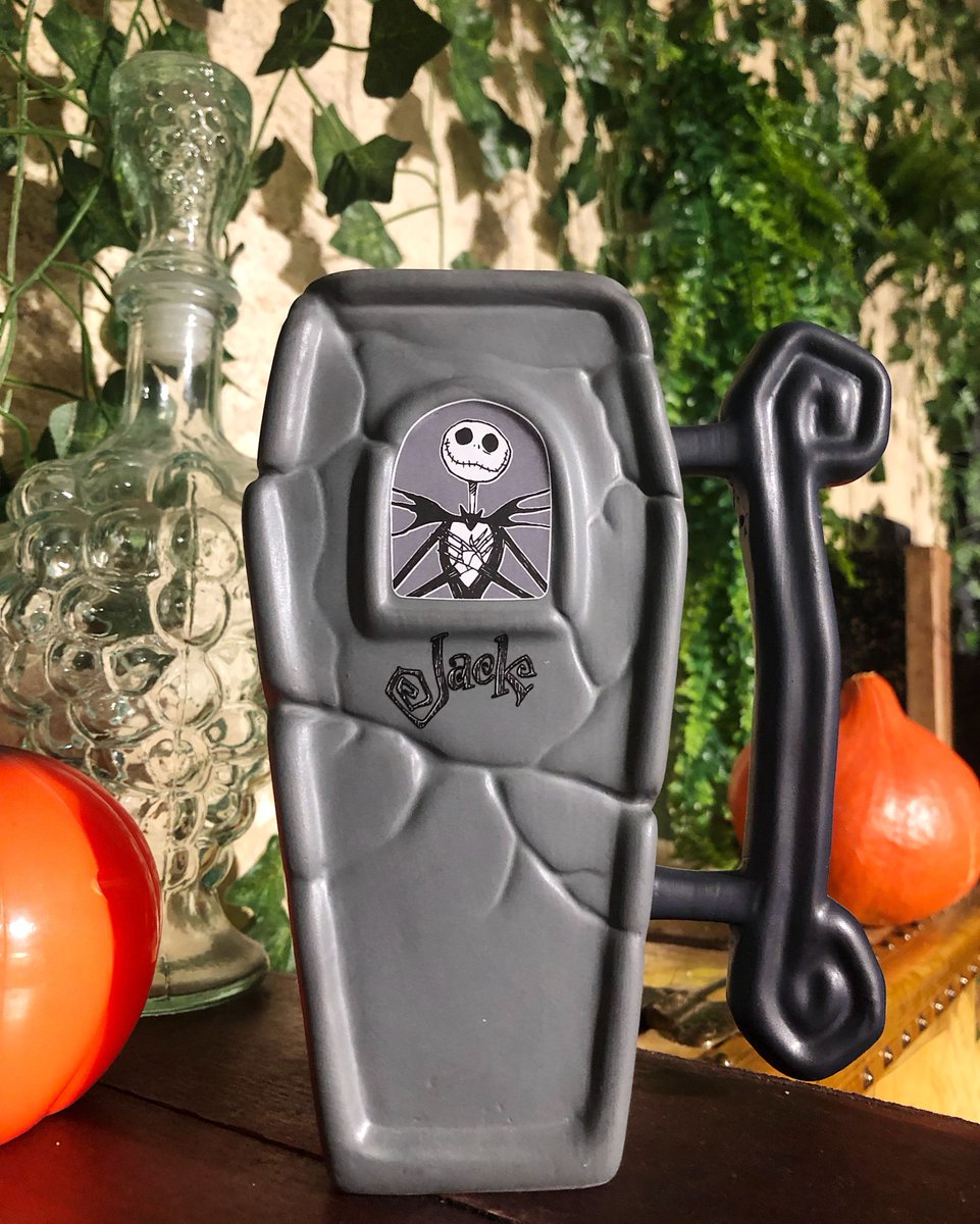 J-2 avant Halloween, on vous met dans l'ambiance avec le mug-cercueil Jack. On ADORE !! 🦇🎃