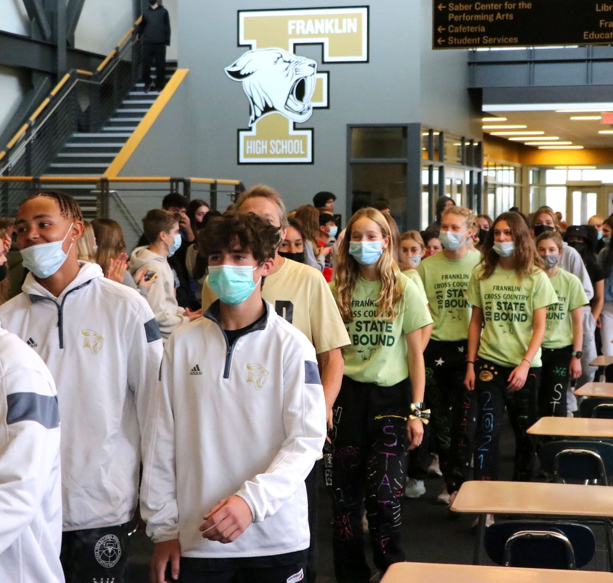 FPSDistrictWI's tweet image. The @FranklinSabers Cross Country Boys &amp;amp; Girls teams were treated to a &quot;Gold Walk&quot; during today&apos;s Gold Block hour.  The Marching Band lead the teams through the halls, cheered on by students, as they headed out to travel to the Sat state meet. #SaberPride #BetterCommunity