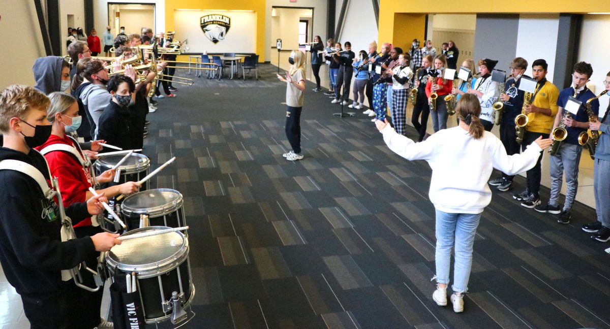 FPSDistrictWI's tweet image. The @FranklinSabers Cross Country Boys &amp;amp; Girls teams were treated to a &quot;Gold Walk&quot; during today&apos;s Gold Block hour.  The Marching Band lead the teams through the halls, cheered on by students, as they headed out to travel to the Sat state meet. #SaberPride #BetterCommunity