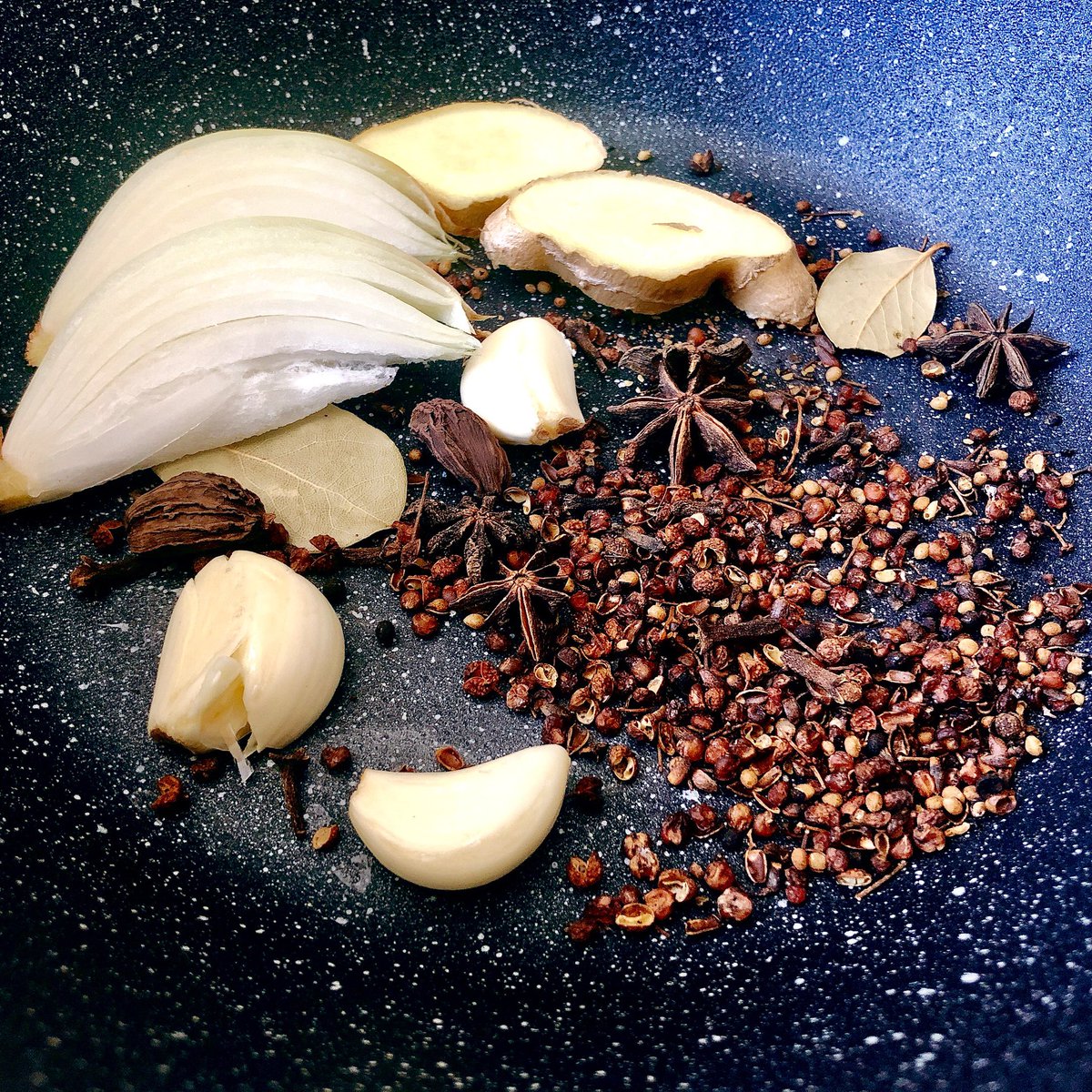 lemonmomcanada's tweet photo. To flavour your oil with lots of aromatics before adding chillies/chilli flakes gives you the most addictive chilli oil possible 🤤 https://t.co/3DJ9zx6Z6U