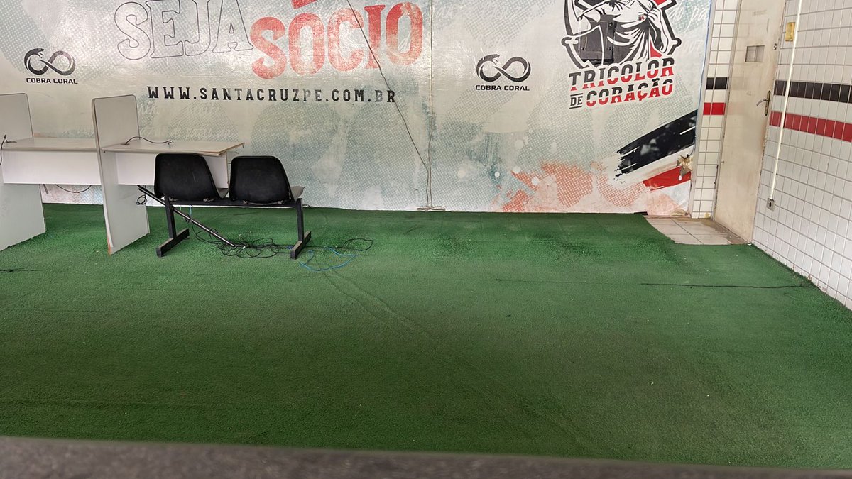 allanrobertcm's tweet photo. Esse pessoal que está no @SantaCruzFC acha que os torcedores são idiotas... E digo mais, são de uma ARROGÂNCIA sem fim
Depois do vídeo de ontem, HOJE arrumaram e limparam a sala e ainda com narrativa que estava assim e que o vídeo foi pra agitar...
É pra cair o cu da bunda... https://t.co/csMFXNxSfy