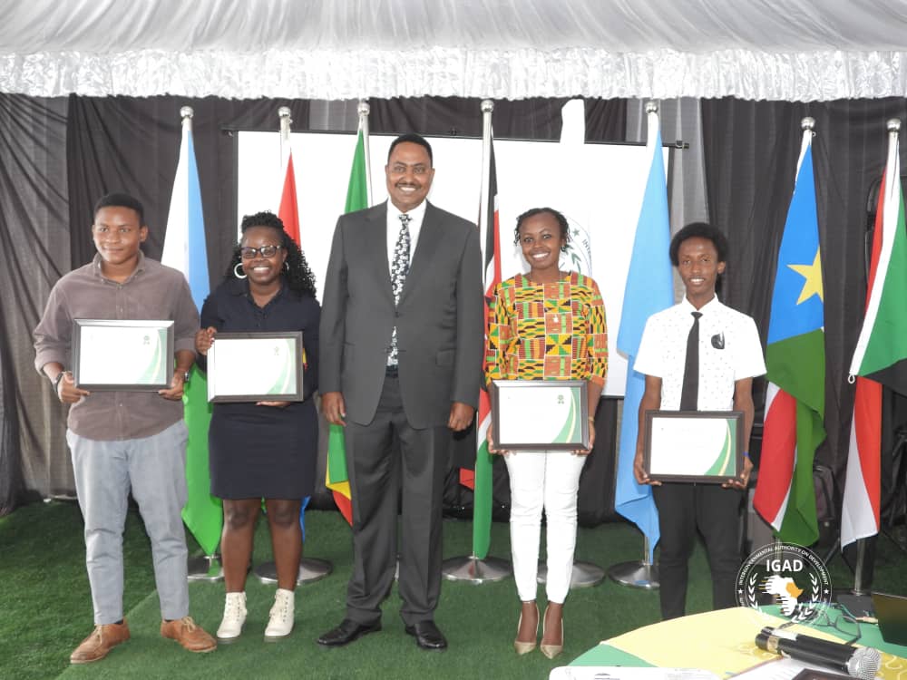 DrWorkneh's tweet photo. Had the pleasure to meet, greet & award young promis'g talents in poetry & filmmaking in #Nairobi
Youth account for a large majority of our population, & are confronted w/ challenges- unemployment, violence, drugs
They're the voice for peaceful future we need to hear
Congrats https://t.co/MW3zPkVYzh