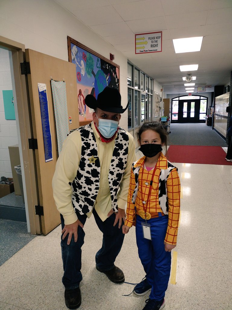 ChardonMS's tweet photo. #twinning for Halloween!!!! https://t.co/X0ER1tXgOy