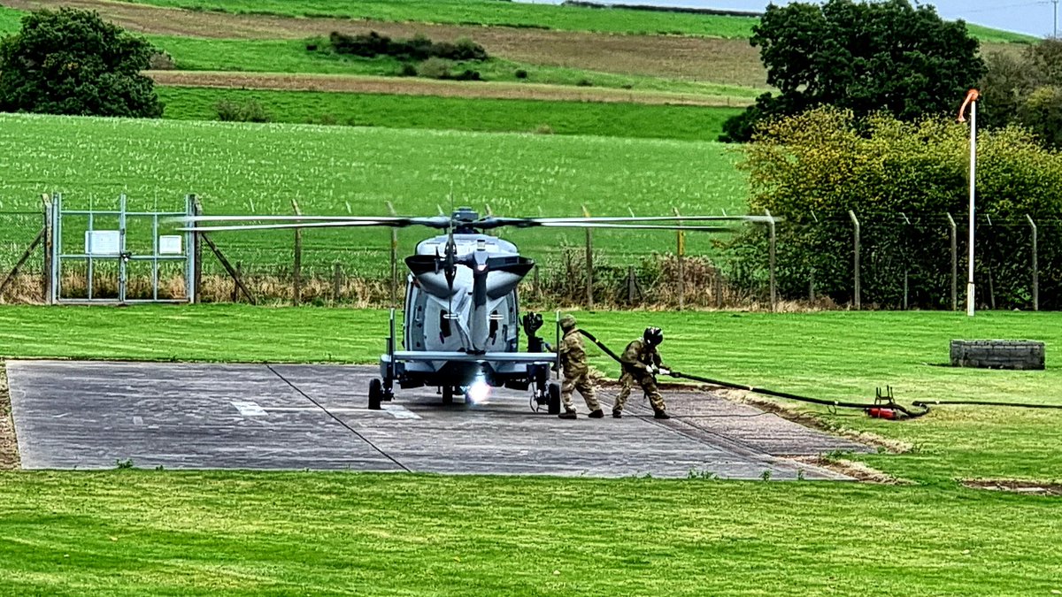 TacticalSupWing's tweet photo. Always great to have the Senior Service visit us at TSW, also great teamwork with the aircrew assisting 👍🏻 @RoyalAirForce @RoyalNavy @dcomd_jhc @AWCareersUK @RAF_Logistics @RNASYeovilton @RNASCuldrose @RAFSC_TSWAssn #teamwork #refuellers #wildcat #helicopter #westland https://t.co/8HGmb1bthc