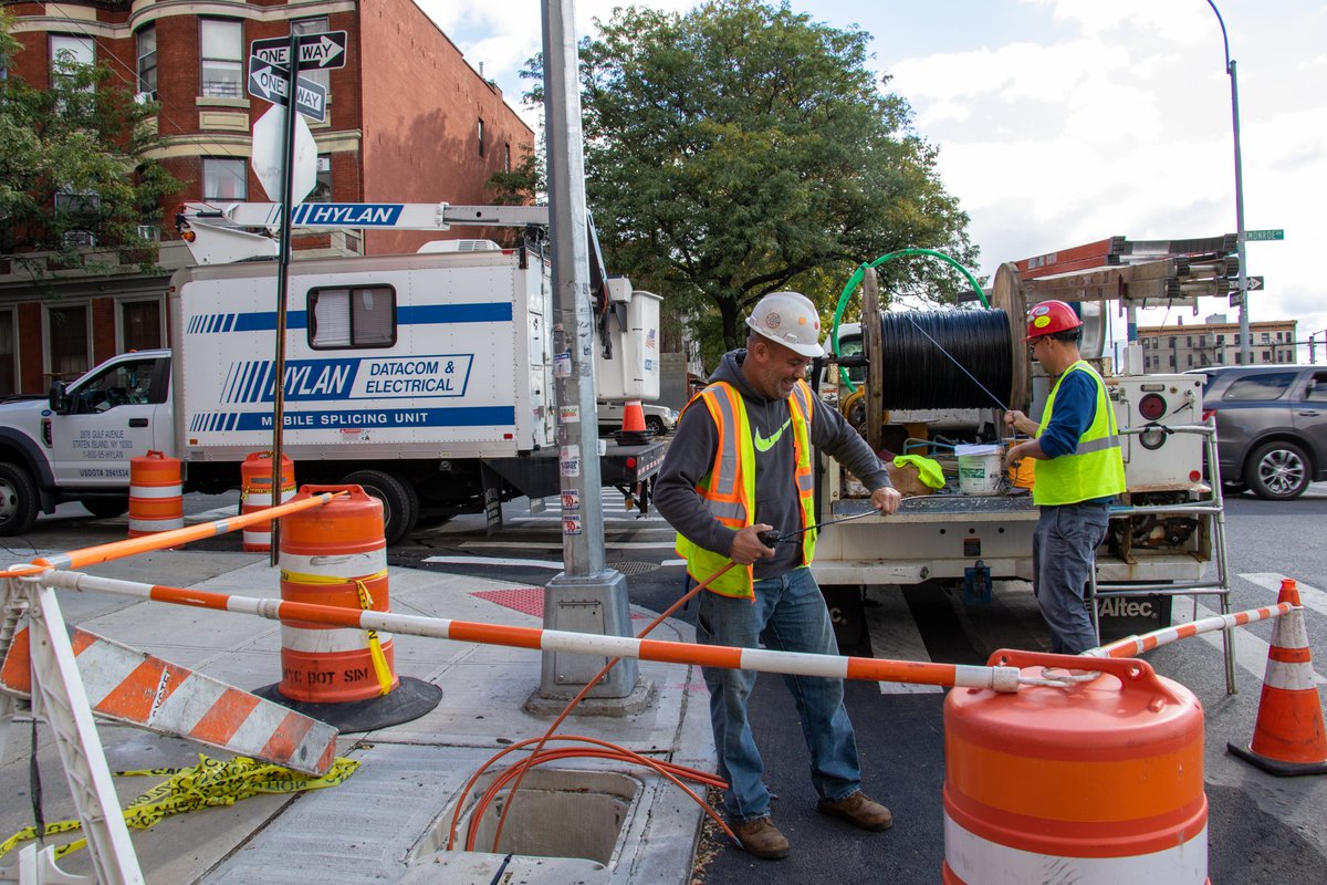 TheHylanGroup's tweet photo. There's no better time than now to contact Hylan for your #DAS build needs. Improved #cellularcoverage; inside and out, #wifi, and happier tenants and employees-what are you waiting for? Hylan takes pride in keeping you strongly #connected. https://t.co/03aZUH5CFk https://t.co/KDX0L460rk