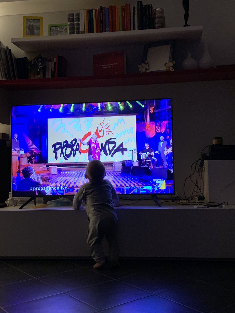 The_sisa's tweet photo. …e niente stasera non si dorme senza vedere #propagandalive e fare gli auguri a @zdizoro! #Nicolinomalandrino #Niccoló #morfeoAiutaceTe @welikeduel https://t.co/GDROwEEbRE