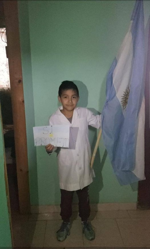 chechealumine's tweet photo. #CutralCo Prometió la bandera en la casa de su abuelo porque su papá no tenía $1050 para pagar la foto. Sus compañeros de 4to grado prometieron la bandera en la escuela 102 y a él no lo dejaron. "Jamás discriminaríamos a un niño y menos por una foto" dijeron desde la escuela. https://t.co/yCHFTtD1rg