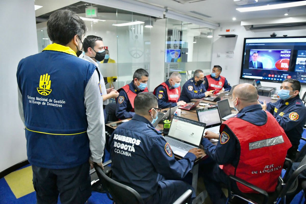 UNGRD's tweet photo. #SIMEXVirtualColombia l De acuerdo con el desarrollo del ejercicio de simulación de un sismo de 7.1, #EnEsteMomento se simula la activación de los equipos #USAR, quienes desde el escenario de mesa, ejercerán sus roles y protocolos en la operación de Bùsqueda y Rescate, https://t.co/9IuRSQFA6Y