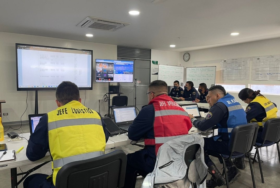 UNGRD's tweet photo. #SIMEXVirtualColombia l De acuerdo con el desarrollo del ejercicio de simulación de un sismo de 7.1, #EnEsteMomento se simula la activación de los equipos #USAR, quienes desde el escenario de mesa, ejercerán sus roles y protocolos en la operación de Bùsqueda y Rescate, https://t.co/9IuRSQFA6Y
