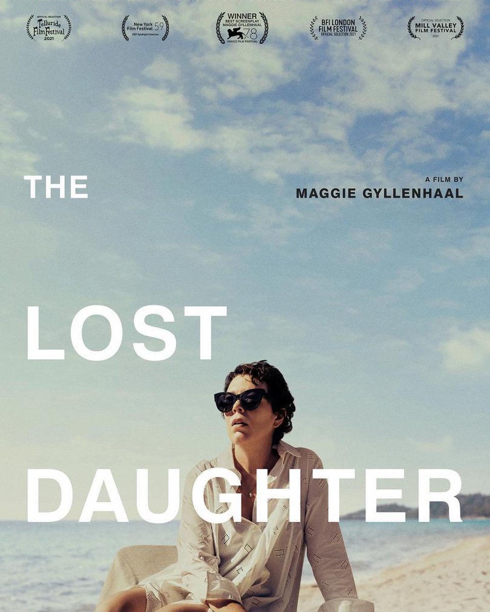 vagabunda_mx1's tweet photo. La película #TheLostDaughter, basada en la novela de #ElenaFerrante, es el debut como directora de @mgyllenhaal, estrenada en el Festival de Cine de Venecia, llega a #México de la mano del Festival de Cine de Morelia @FICM.

Aquí nuestra reseña
➡️https://t.co/lY6LWNK7Wi

#cine https://t.co/7TnEgOyepL
