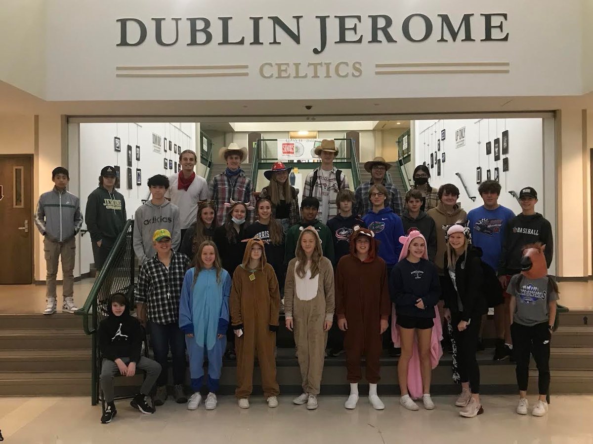 DJHS_CAP's tweet photo. Farmer and Animals by Trisler’s advisory! 🐷 https://t.co/sYXLqr0z4j