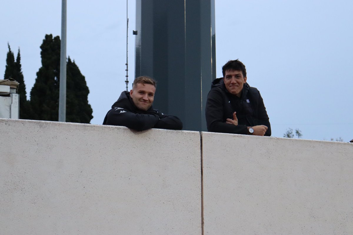 L’échauffement a débuté sous le regard de <a href="/Joni_mcp/">Johnny McPhillips</a> et Pierre Reynaud! 

#USCSUA