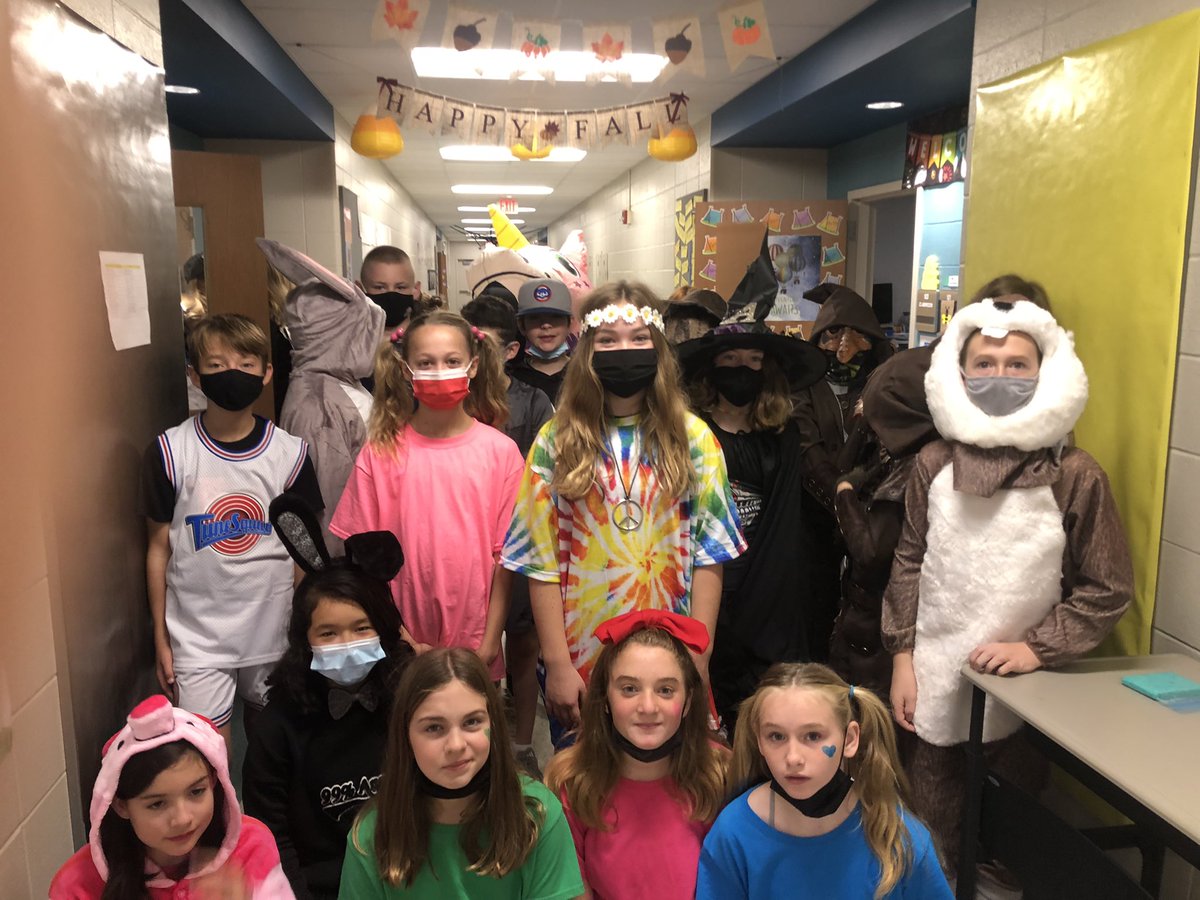 thedevineone's tweet photo. Lots of spirit in sixth grade today. #summitbees https://t.co/ps0mQsGg0a