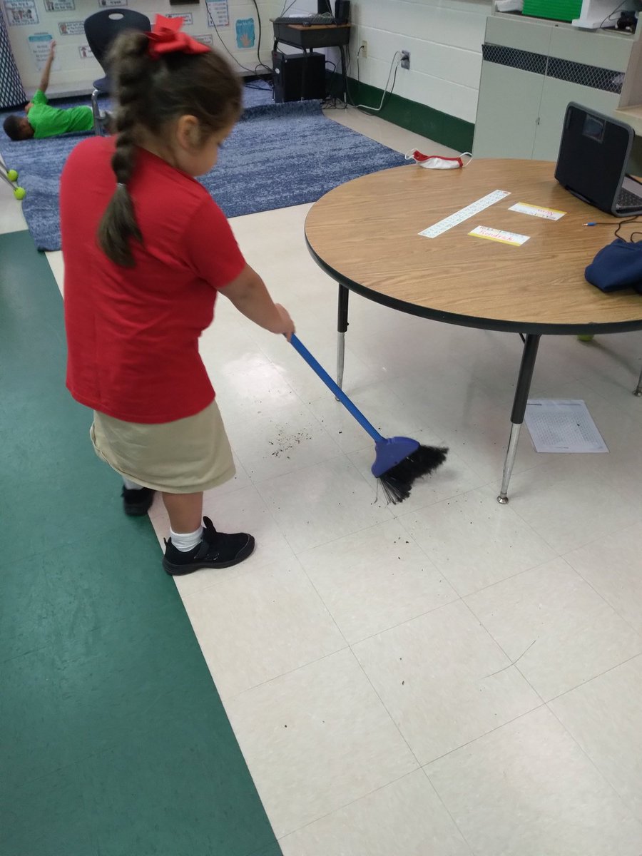 Nova is so helpful cleaning up after her classmates. She knows how to fill their bucket and hers! @PrincipalERD <a href="/DicksonTigers/">E.R. Dickson Tigers</a>