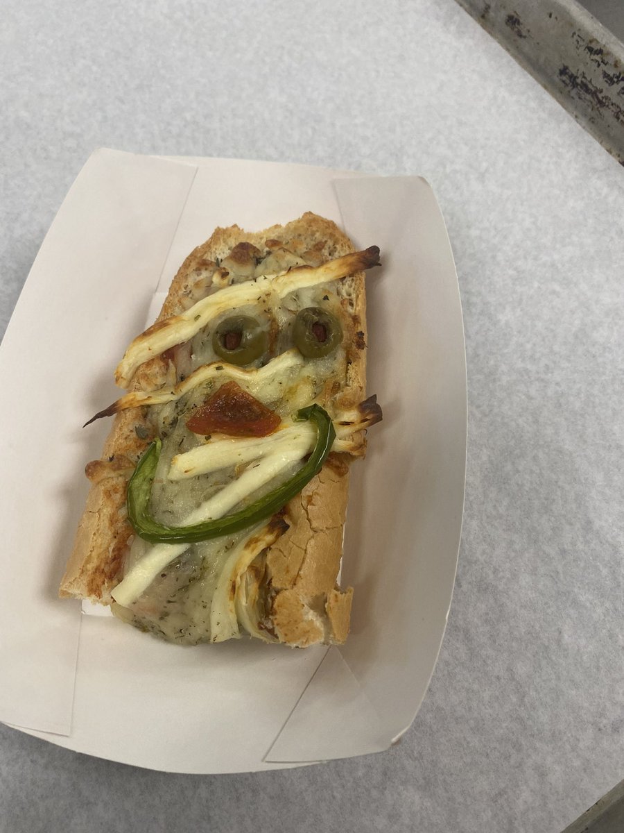 FoodServ_SDE's tweet photo. Fun with French bread pizza @BEHS_SDE https://t.co/8gpJWMUKe5