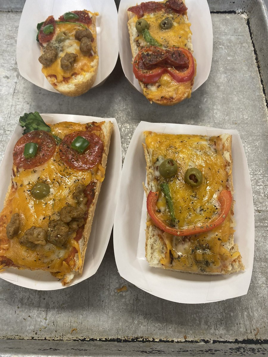 FoodServ_SDE's tweet photo. Fun with French bread pizza @BEHS_SDE https://t.co/8gpJWMUKe5