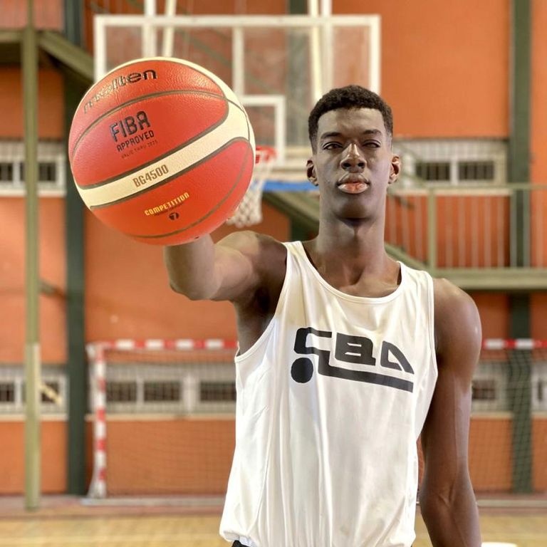 Hoy os vamos a contar la INCREÍBLE historia de nuestro jugador ASSANE M'BAYE 🇸🇳, un chico senegalés que con 16 años alcanza los 2,18 metros de altura (7,15 ft).
No es un jugador cualquiera, ya que tiene algo que le distingue de sus compañeros de equipo.

ABRO HILO ➡️