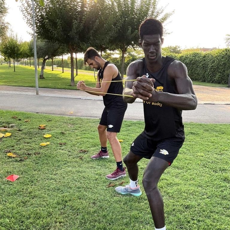 Hace ya tres años se unió a las filas de nuestra academia, conocimos su historia en un campus de su Dakar natal.
Assane nació en 2004 con una enfermedad en sus globos oculares, la falta de recursos y la ignorancia de religiones hizo que el problema en sus ojos avanzara...

➡️