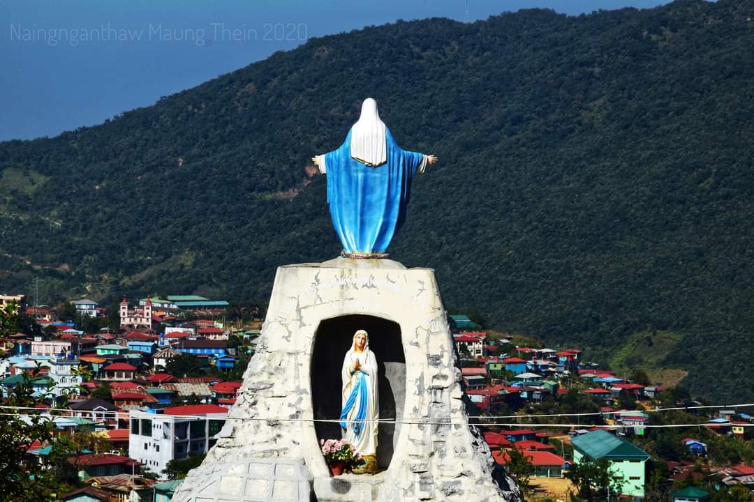 LoveSWAN7's tweet photo. The greeting sign of #Thantlang where God-fearing #chin ppl once lived: NOT RICH BUT HAPPY! I saw a fb post where OP said that God gave them their home at 2002 and took it back at 2021 and thanking God for letting them live in their home for 20 years.

#WhatsHappeninglnMyanmar https://t.co/o3FRxmwKSP