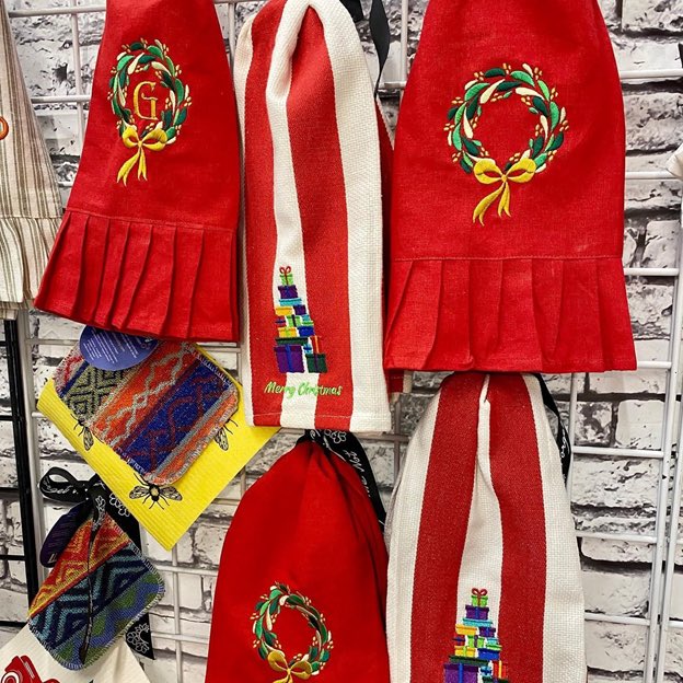 neaththewreath's tweet photo. Merchant Friday Alert 🚨 

Joining us at this years ‘Neath the Wreath Holiday Market is Forget Me Not! Offering a variety of well-renowned home goods lines, screen printing, and customized embroidery. Be sure to stop by the Forget Me Not booth November 11-14! 🛍 https://t.co/uCkIizhqzw