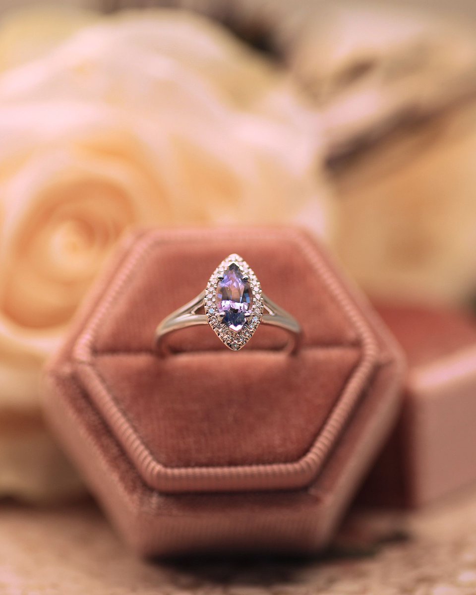 CoastDiamond's tweet photo. “When one loves, one does not calculate." - Saint Thérèse of Lisieux. #showyourcoast
Style No. LC30252-S
-
-
-
-
-
-
#diamondsetting #lovestory #ceylonsapphire #ceylonsapphirering https://t.co/thuqUtFBn1