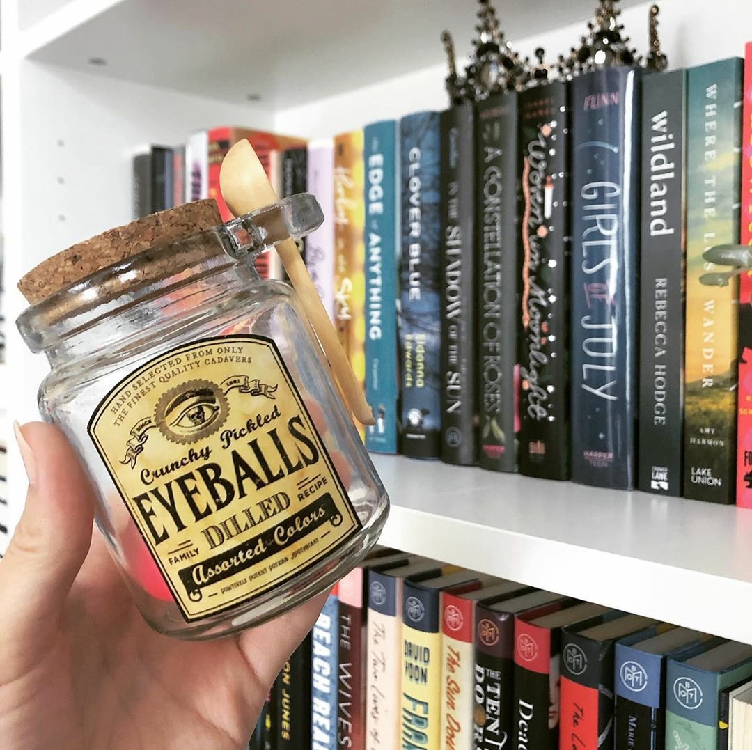 OUABookClub's tweet image. Halloween weekend is upon us! 🎃

​What better way to start off a holiday season than with crunchy pickled eyeballs? 👀
​
​What have you read this season that got you in the mood for ghosts and ghouls? 👻
​
​Photo by @girlsinbooks
​📚​
​#ouabc #halloween #booksubscriptionboxes