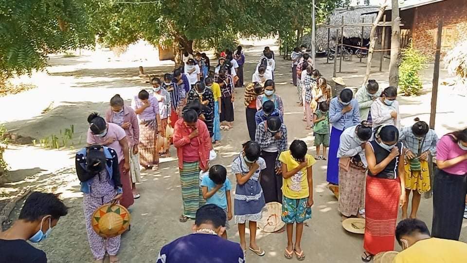 Myanmar_Now_Eng's tweet photo. In Yinmarpin District, Sagaing, villagers from nearby villages banded together to hold a rally against Myanmar's military dictatorship today (Oct 29). 

Photos: CJ https://t.co/voFdtQymGg