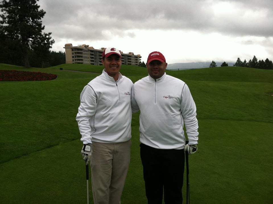 1/ This is me and <a href="/DerekSparks5/">DEREK SPARKS</a> at the #CougarLegends golf tournament at the @cdaresortgolf in 2012. We bonded over <a href="/WSUCougarFB/">Washington State Football</a>, the correct spelling of our first names and being really bad at golf. I've tabs on him from afar even since. #GoCougs