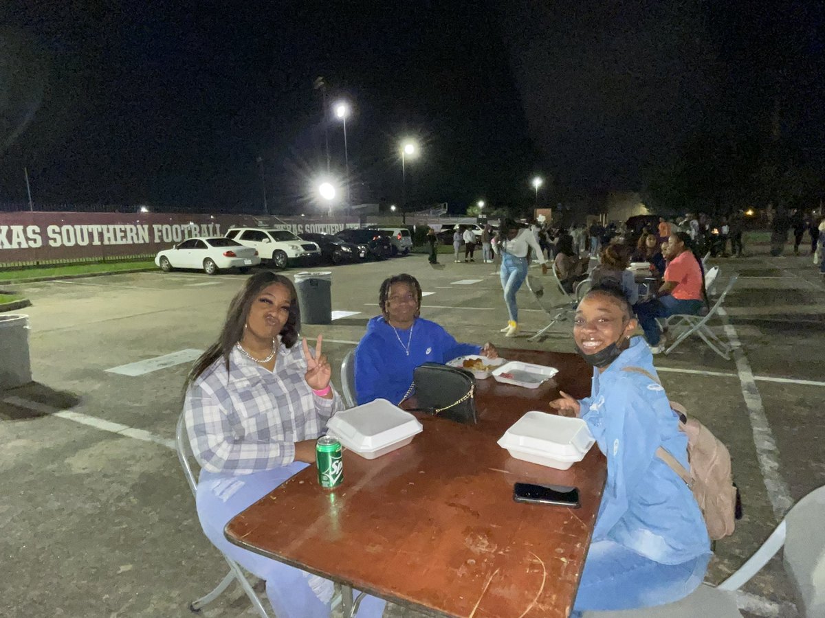GtvZoria's tweet photo. Lastnight Texas Southern University had a Fall Festival to help set off Resident Appreciation week! There were food trucks, music, tshirts, fun, and a haunted house done by the Recreational Center! #GoTigers https://t.co/8m4K1Qkds4