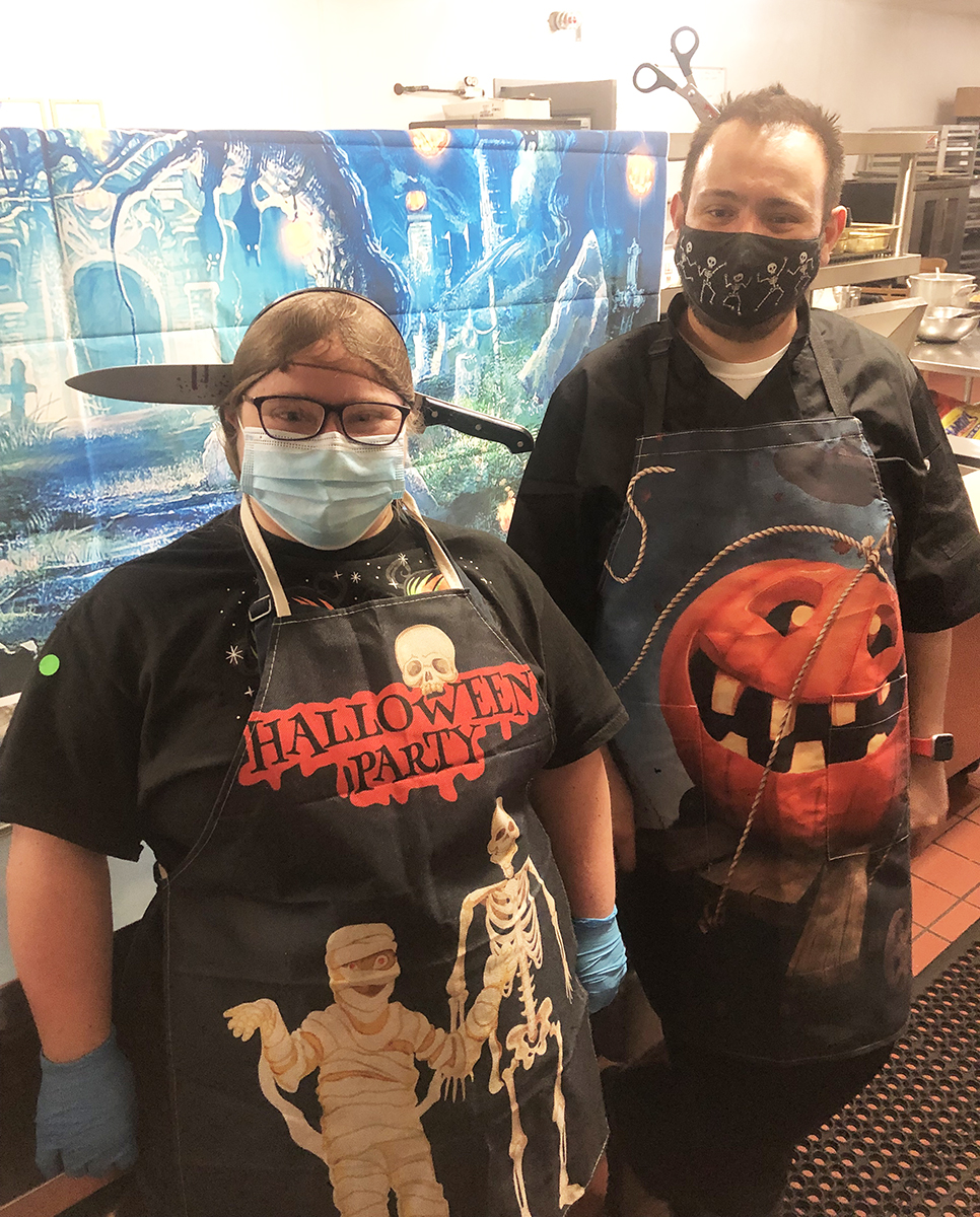 SMSophiesCenter's tweet photo. Kelsey Wammack and Fermin Vasquez from SMSC's kitchen remind everyone to eat, drink and be scary!!! 🎃 ☠️

https://t.co/jKCxyNXZvq https://t.co/2g3FdI6LBq